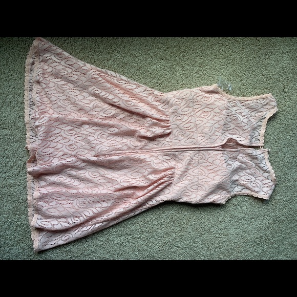 Pink lace dress - Picture 5 of 6